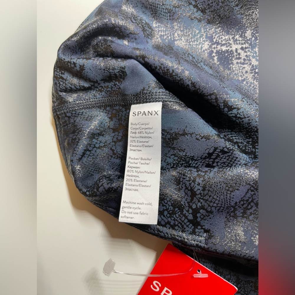 Spanx Shimmer Navy Reptile Leggings 7/8 Length Size M NWT Booty Boost - Picture 11 of 11